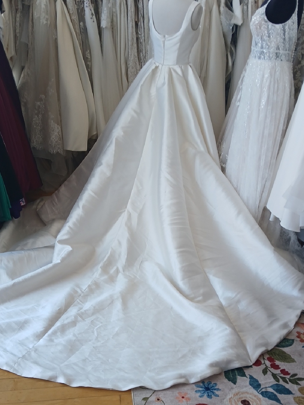 Elegant Satin Ball Gown Wedding Dress in Ivory - Picture 4 of 8